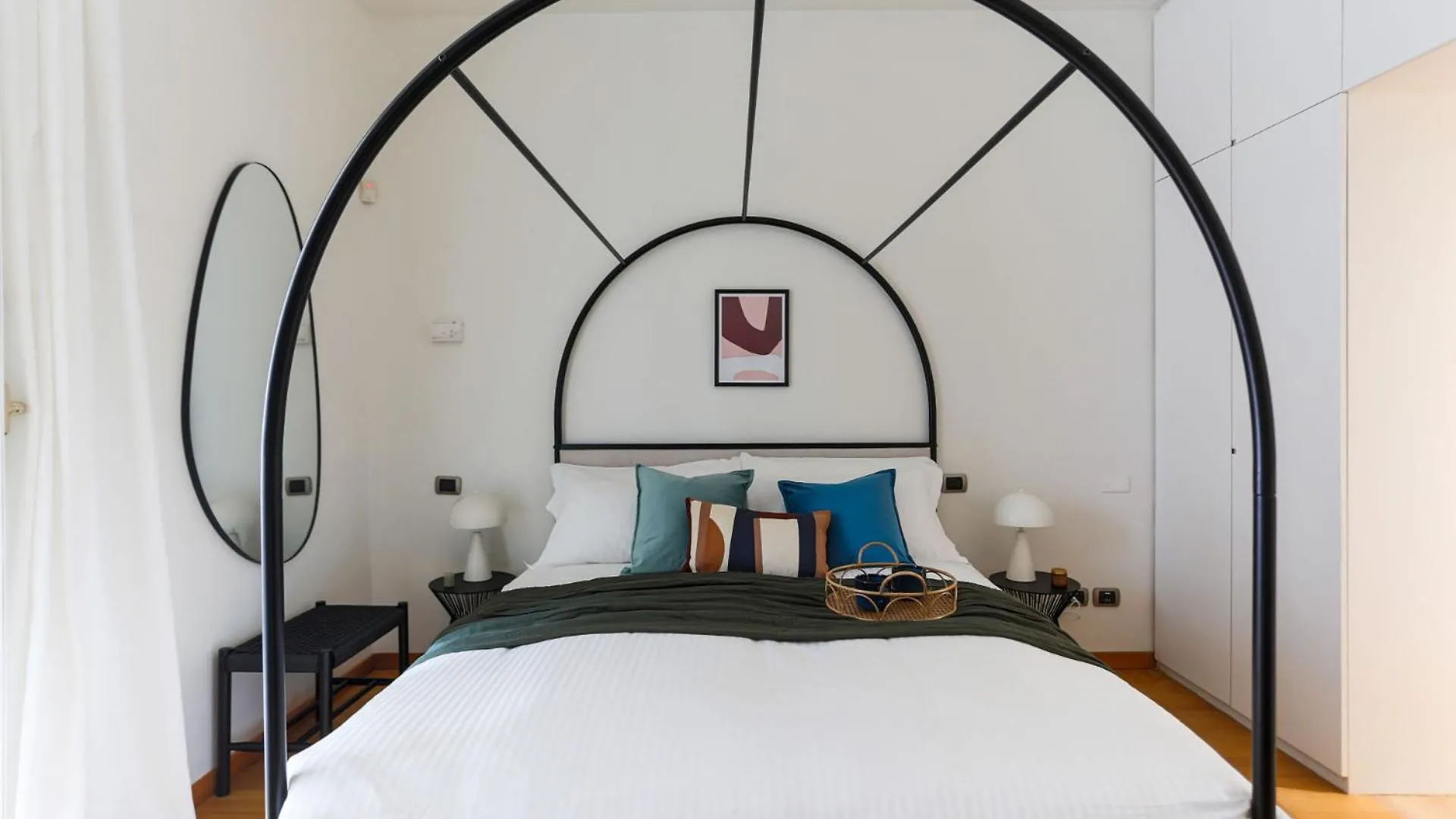 The Best Rent - Spacious Three-Bedroom Apartment In The Heart Of Milan Italy